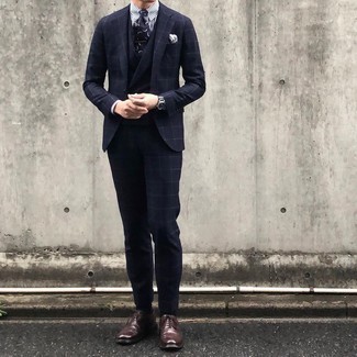 Wie weißes und dunkelblaues vertikal gestreiftes Businesshemd mit dunkelblauen Dreiteilers zu kombinieren – 19 Herren Outfits: Entscheiden Sie sich für einen dunkelblauen Dreiteiler und ein weißes und dunkelblaues vertikal gestreiftes Businesshemd für einen stilvollen, eleganten Look. Dunkelbraune Leder Oxford Schuhe sind eine perfekte Wahl, um dieses Outfit zu vervollständigen.
