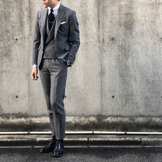 Wie weißes Businesshemd mit grauen vertikal gestreiften Dreiteilers zu kombinieren – 19 Elegante Herren Outfits: Paaren Sie einen grauen vertikal gestreiften Dreiteiler mit einem weißen Businesshemd, um vor Klasse und Perfektion zu strotzen. Komplettieren Sie Ihr Outfit mit schwarzen Leder Oxford Schuhen.