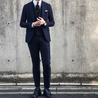Schwarze Leder Oxford Schuhe kombinieren – 500+ Herren Outfits: Paaren Sie einen dunkelblauen Dreiteiler mit Karomuster mit einem weißen Businesshemd für einen stilvollen, eleganten Look. Schwarze Leder Oxford Schuhe sind eine ideale Wahl, um dieses Outfit zu vervollständigen.