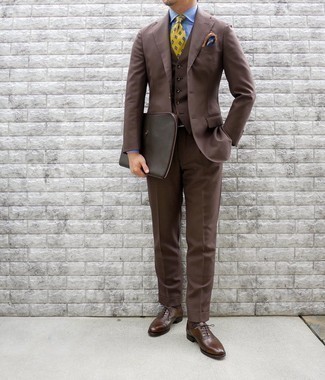 30 Jährige: Gelbe bedruckte Krawatte kombinieren – 72 Elegante Herren Outfits: Machen Sie sich mit einem braunen Dreiteiler und einer gelben bedruckten Krawatte einen verfeinerten, eleganten Stil zu Nutze. Wenn Sie nicht durch und durch formal auftreten möchten, komplettieren Sie Ihr Outfit mit dunkelbraunen Leder Oxford Schuhen.