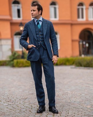 Welche Businesshemden mit dunkelblauen Dreiteilers zu tragen – 40 Elegante Herbst Herren Outfits: Kombinieren Sie einen dunkelblauen Dreiteiler mit einem Businesshemd, um vor Klasse und Perfektion zu strotzen. Schwarze Leder Oxford Schuhe sind eine kluge Wahl, um dieses Outfit zu vervollständigen. Schon ergibt sich ein trendiger Herbst-Look.