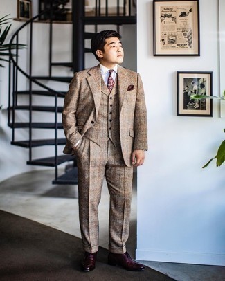 Dunkelrote bedruckte Krawatte kombinieren – 182 Elegante Herren Outfits: Kombinieren Sie einen beige Wolldreiteiler mit einer dunkelroten bedruckten Krawatte für eine klassischen und verfeinerte Silhouette. Dunkelrote Leder Oxford Schuhe verleihen einem klassischen Look eine neue Dimension.
