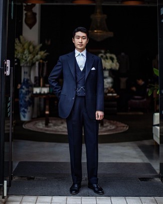 Hellblaue Krawatte kombinieren – 143 Elegante Herren Outfits warm Wetter: Vereinigen Sie einen dunkelblauen Dreiteiler mit einer hellblauen Krawatte für eine klassischen und verfeinerte Silhouette. Schwarze Leder Oxford Schuhe leihen Originalität zu einem klassischen Look.