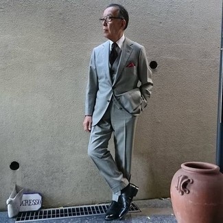 60 Jährige: Socken kombinieren – 305 Elegante Herren Outfits: Tragen Sie einen grauen Dreiteiler und Socken für ein bequemes Outfit, das außerdem gut zusammen passt. Schwarze Leder Oxford Schuhe bringen Eleganz zu einem ansonsten schlichten Look.