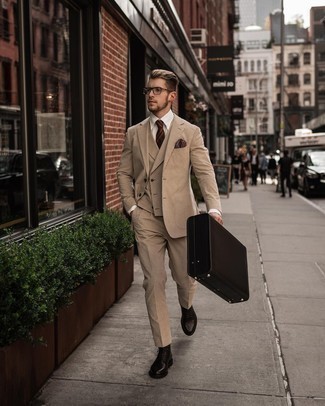 Braunen Koffer kombinieren – 19 Herren Outfits: Kombinieren Sie einen beige Dreiteiler mit einem braunen Koffer für ein bequemes Outfit, das außerdem gut zusammen passt. Fühlen Sie sich mutig? Entscheiden Sie sich für dunkelbraunen Leder Oxford Schuhe.