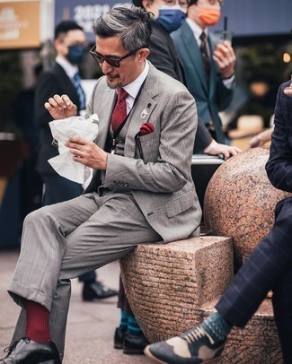 Rote Krawatte mit Blumenmuster kombinieren – 28 Herren Outfits: Kombinieren Sie einen grauen Dreiteiler mit Schottenmuster mit einer roten Krawatte mit Blumenmuster, um vor Klasse und Perfektion zu strotzen. Ergänzen Sie Ihr Look mit schwarzen Leder Oxford Schuhen.