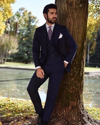 Schwarze Oxford Schuhe kombinieren – 500+ Herren Outfits: Kombinieren Sie einen dunkelblauen Dreiteiler mit einem weißen Businesshemd für einen stilvollen, eleganten Look. Schwarze Oxford Schuhe sind eine kluge Wahl, um dieses Outfit zu vervollständigen.