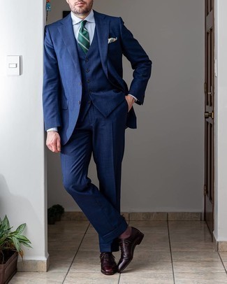 Dunkelblauen Dreiteiler kombinieren – 231 Herren Outfits warm Wetter: Machen Sie sich mit einem dunkelblauen Dreiteiler und einem weißen Businesshemd einen verfeinerten, eleganten Stil zu Nutze. Ergänzen Sie Ihr Look mit dunkelroten Leder Oxford Schuhen.
