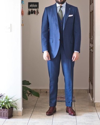 Dunkeltürkise gepunktete Krawatte kombinieren – 70 Herren Outfits: Entscheiden Sie sich für einen blauen Dreiteiler und eine dunkeltürkise gepunktete Krawatte für eine klassischen und verfeinerte Silhouette. Wählen Sie die legere Option mit dunkelroten Leder Oxford Schuhen.