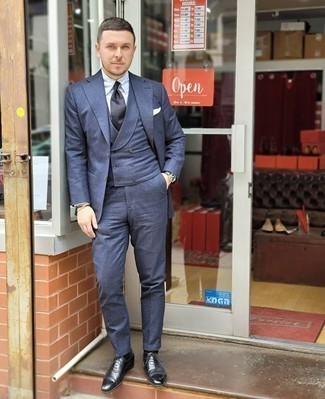 Dunkelblauen Wollanzug kombinieren – 88 Herren Outfits: Kombinieren Sie einen dunkelblauen Wollanzug mit einem weißen vertikal gestreiften Businesshemd, um vor Klasse und Perfektion zu strotzen. Ergänzen Sie Ihr Look mit schwarzen Leder Oxford Schuhen.