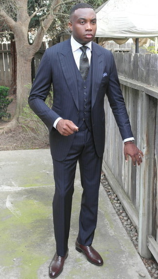 Dunkeltürkise bedruckte Krawatte kombinieren – 159 Elegante Herren Outfits: Kombinieren Sie einen dunkelblauen vertikal gestreiften Dreiteiler mit einer dunkeltürkisen bedruckten Krawatte für einen stilvollen, eleganten Look. Dunkelrote Leder Oxford Schuhe sind eine gute Wahl, um dieses Outfit zu vervollständigen.
