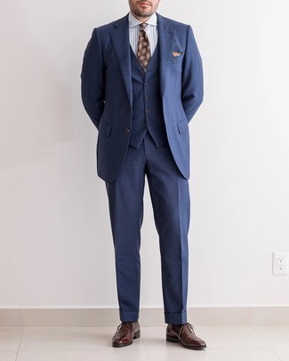 Dunkelbraune Krawatte kombinieren – 500+ Herren Outfits: Machen Sie sich mit einem dunkelblauen Dreiteiler und einer dunkelbraunen Krawatte einen verfeinerten, eleganten Stil zu Nutze. Suchen Sie nach leichtem Schuhwerk? Komplettieren Sie Ihr Outfit mit dunkelbraunen Leder Oxford Schuhen für den Tag.