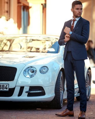 Braune Leder Oxford Schuhe kombinieren – 500+ Herren Outfits: Entscheiden Sie sich für einen dunkelblauen Dreiteiler und ein weißes Businesshemd, um vor Klasse und Perfektion zu strotzen. Ergänzen Sie Ihr Look mit braunen Leder Oxford Schuhen.
