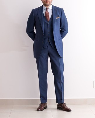 Hellbeige Einstecktuch kombinieren – 351 Elegante Herren Outfits warm Wetter: Tragen Sie einen dunkelblauen Dreiteiler und ein hellbeige Einstecktuch für ein bequemes Outfit, das außerdem gut zusammen passt. Fühlen Sie sich mutig? Ergänzen Sie Ihr Outfit mit dunkelbraunen Leder Oxford Schuhen.