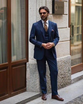 Dunkelrote Krawatte kombinieren – 500+ Herren Outfits: Machen Sie sich mit einem dunkelblauen Dreiteiler und einer dunkelroten Krawatte einen verfeinerten, eleganten Stil zu Nutze. Suchen Sie nach leichtem Schuhwerk? Entscheiden Sie sich für dunkelbraunen Leder Oxford Schuhe für den Tag.