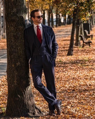 Rote Krawatte kombinieren – 500+ Herren Outfits: Entscheiden Sie sich für einen dunkelblauen vertikal gestreiften Dreiteiler und eine rote Krawatte für einen stilvollen, eleganten Look. Wenn Sie nicht durch und durch formal auftreten möchten, entscheiden Sie sich für dunkelbraunen Leder Oxford Schuhe.