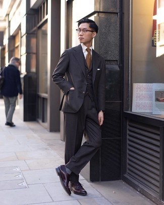 30 Jährige: Braune Krawatte kombinieren – 500+ Herren Outfits: Kombinieren Sie einen schwarzen Dreiteiler mit einer braunen Krawatte, um vor Klasse und Perfektion zu strotzen. Fühlen Sie sich ideenreich? Wählen Sie dunkelroten Leder Oxford Schuhe.