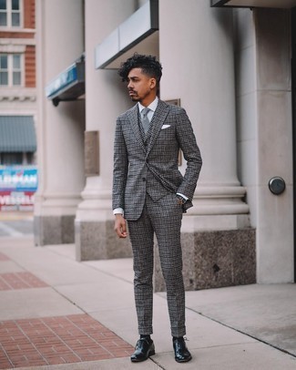 Graue Krawatte kombinieren – 500+ Herren Outfits: Paaren Sie einen dunkelgrauen Wolldreiteiler mit Vichy-Muster mit einer grauen Krawatte für einen stilvollen, eleganten Look. Fühlen Sie sich ideenreich? Wählen Sie schwarzen Leder Oxford Schuhe.