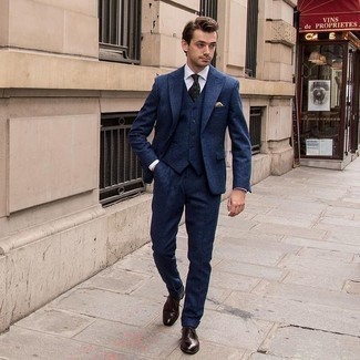 Welche Businesshemden mit dunkelblauen Dreiteilers zu tragen – 252 Elegante Herren Outfits: Entscheiden Sie sich für einen dunkelblauen Dreiteiler und ein Businesshemd für eine klassischen und verfeinerte Silhouette. Dunkelbraune Leder Oxford Schuhe sind eine großartige Wahl, um dieses Outfit zu vervollständigen.