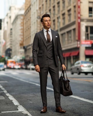 Dunkelbraune Krawatte kombinieren – 500+ Herren Outfits: Kombinieren Sie einen dunkelgrauen Dreiteiler mit Hahnentritt-Muster mit einer dunkelbraunen Krawatte für einen stilvollen, eleganten Look. Wenn Sie nicht durch und durch formal auftreten möchten, vervollständigen Sie Ihr Outfit mit dunkelbraunen Leder Oxford Schuhen.