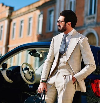 Hellbeige Dreiteiler kombinieren – 41 Elegante Herren Outfits warm Wetter: Kombinieren Sie einen hellbeige Dreiteiler mit einem weißen Businesshemd für eine klassischen und verfeinerte Silhouette.