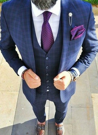 40 Jährige: Violettes Einstecktuch kombinieren – 6 Elegante Herren Outfits: Kombinieren Sie einen dunkelblauen Dreiteiler mit Karomuster mit einem violetten Einstecktuch für ein Alltagsoutfit, das Charakter und Persönlichkeit ausstrahlt. Fühlen Sie sich ideenreich? Entscheiden Sie sich für braunen Leder Slipper.