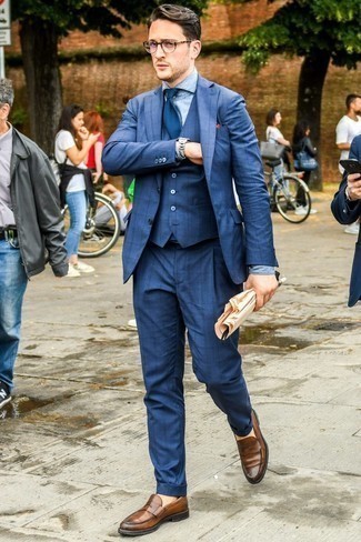 30 Jährige: Braune Leder Slipper kombinieren – 500+ Herren Outfits warm Wetter: Kombinieren Sie einen dunkelblauen Dreiteiler mit Karomuster mit einem hellblauen Chambray Businesshemd für einen stilvollen, eleganten Look. Wenn Sie nicht durch und durch formal auftreten möchten, entscheiden Sie sich für braunen Leder Slipper.