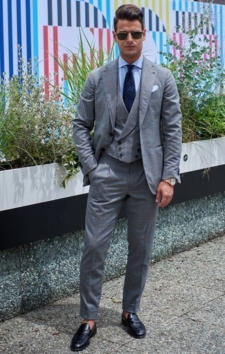 Blaue gepunktete Krawatte kombinieren – 466 Herren Outfits: Machen Sie sich mit einem grauen Dreiteiler mit Karomuster und einer blauen gepunkteten Krawatte einen verfeinerten, eleganten Stil zu Nutze. Schwarze Leder Slipper verleihen einem klassischen Look eine neue Dimension.