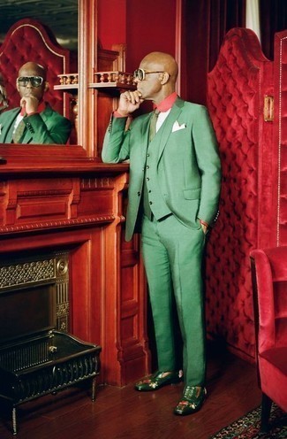 Grüne bedruckte Krawatte kombinieren – 27 Herren Outfits: Etwas Einfaches wie die Wahl von einem grünen Dreiteiler und einer grünen bedruckten Krawatte kann Sie von der Menge abheben. Wählen Sie die legere Option mit grünen Leder Slippern.