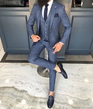 30 Jährige: Dunkelblaue Leder Slipper kombinieren – 118 Elegante Herren Outfits: Kombinieren Sie einen blauen Dreiteiler mit einem weißen Businesshemd für eine klassischen und verfeinerte Silhouette. Wählen Sie die legere Option mit dunkelblauen Leder Slippern.