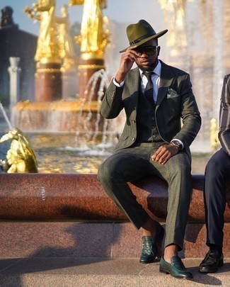 Schwarze und weiße gepunktete Krawatte kombinieren – 130 Herren Outfits: Paaren Sie einen olivgrünen Dreiteiler mit einer schwarzen und weißen gepunkteten Krawatte für einen stilvollen, eleganten Look. Suchen Sie nach leichtem Schuhwerk? Vervollständigen Sie Ihr Outfit mit dunkeltürkisen Leder Slippern für den Tag.