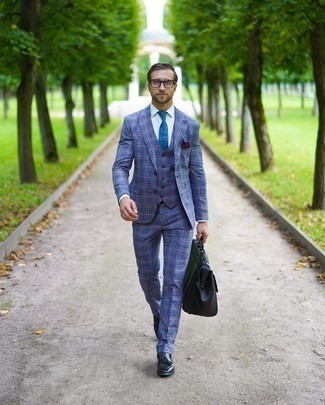 Dunkelblaue Krawatte mit Paisley-Muster kombinieren – 134 Herren Outfits: Kombinieren Sie einen blauen Dreiteiler mit einer dunkelblauen Krawatte mit Paisley-Muster, um vor Klasse und Perfektion zu strotzen. Fühlen Sie sich mutig? Komplettieren Sie Ihr Outfit mit schwarzen Leder Slippern mit Fransen.