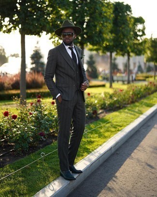 Wolldreiteiler kombinieren – 90 Herren Outfits: Entscheiden Sie sich für einen klassischen Stil in einem Wolldreiteiler und einem weißen Businesshemd. Suchen Sie nach leichtem Schuhwerk? Ergänzen Sie Ihr Outfit mit dunkelblauen Leder Slippern für den Tag.