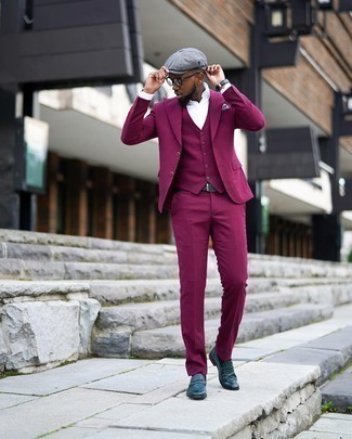 Dunkeltürkise Leder Slipper kombinieren – 70 Herren Outfits: Entscheiden Sie sich für einen lila Dreiteiler und ein weißes Businesshemd für einen stilvollen, eleganten Look. Fühlen Sie sich ideenreich? Vervollständigen Sie Ihr Outfit mit dunkeltürkisen Leder Slippern.