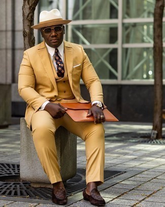 Orange Leder Clutch Handtasche kombinieren – 11 Herren Outfits: Kombinieren Sie einen gelben Dreiteiler mit einer orange Leder Clutch Handtasche, um einen lockeren, aber dennoch stylischen Look zu erhalten. Fühlen Sie sich mutig? Entscheiden Sie sich für braunen bedruckten Leder Slipper.