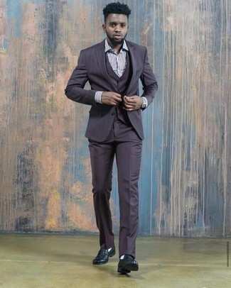 Lila Anzug kombinieren – 57 Herren Outfits: Kombinieren Sie einen lila Anzug mit einem mehrfarbigen vertikal gestreiften Businesshemd für einen stilvollen, eleganten Look. Schwarze Leder Slipper sind eine gute Wahl, um dieses Outfit zu vervollständigen.