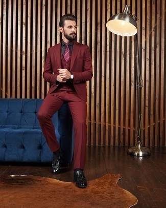 Roten Anzug kombinieren – 125 Herren Outfits: Erwägen Sie das Tragen von einem roten Anzug und einem schwarzen Businesshemd für eine klassischen und verfeinerte Silhouette. Suchen Sie nach leichtem Schuhwerk? Vervollständigen Sie Ihr Outfit mit schwarzen Leder Slippern mit Fransen für den Tag.