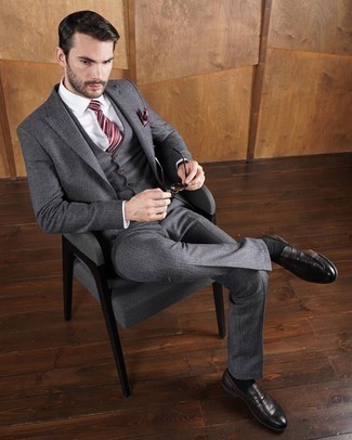 grauer Wolldreiteiler, weißes Businesshemd, dunkelbraune Leder Slipper, dunkelrote horizontal gestreifte Krawatte für Herren