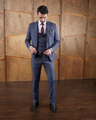 Dunkelrote Krawatte kombinieren – 500+ Herren Outfits: Kombinieren Sie einen blauen Dreiteiler mit einer dunkelroten Krawatte für eine klassischen und verfeinerte Silhouette. Suchen Sie nach leichtem Schuhwerk? Ergänzen Sie Ihr Outfit mit schwarzen Leder Slippern für den Tag.