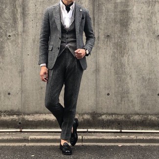 Bandana kombinieren – 79 Elegante Herren Outfits: Kombinieren Sie einen grauen Wolldreiteiler mit einem Bandana für einen bequemen Alltags-Look. Setzen Sie bei den Schuhen auf die klassische Variante mit schwarzen Leder Slippern.