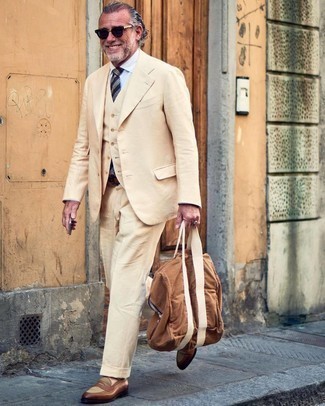 50 Jährige: Taschen kombinieren – 90 Elegante Herren Outfits warm Wetter: Kombinieren Sie einen hellbeige Dreiteiler mit Taschen für ein großartiges Wochenend-Outfit. Braune Leder Slipper putzen umgehend selbst den bequemsten Look heraus.