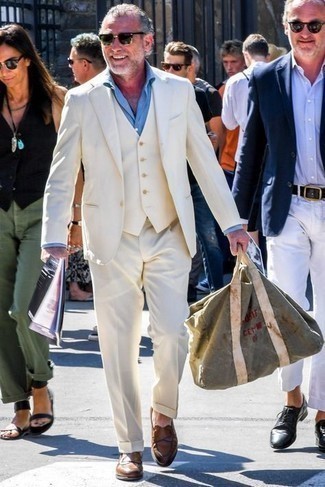 Olivgrüne Segeltuch Sporttasche kombinieren – 36 Herren Outfits: Kombinieren Sie einen weißen Dreiteiler mit einer olivgrünen Segeltuch Sporttasche für ein sonntägliches Mittagessen mit Freunden. Entscheiden Sie sich für braunen Leder Slipper, um Ihr Modebewusstsein zu zeigen.