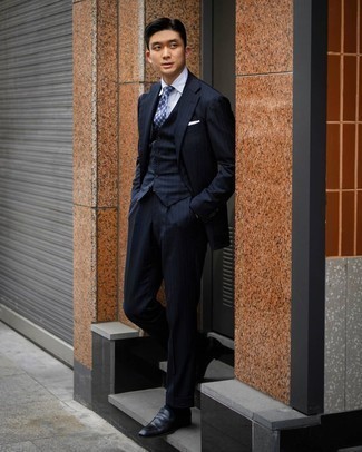 Hellblaue Krawatte kombinieren – 152 Elegante Herren Outfits: Kombinieren Sie einen dunkelblauen vertikal gestreiften Dreiteiler mit einer hellblauen Krawatte für einen stilvollen, eleganten Look. Fühlen Sie sich ideenreich? Vervollständigen Sie Ihr Outfit mit schwarzen Leder Slippern.