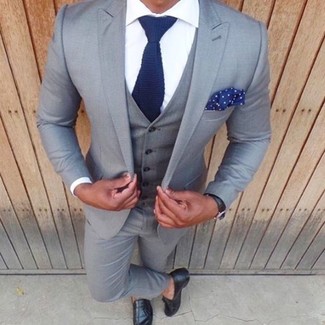 Welche Anzüge mit schwarzer Slipper mit Quasten zu tragen – 409 Herren Outfits: Entscheiden Sie sich für einen klassischen Stil in einem Anzug und einem weißen Businesshemd. Schwarze Slipper mit Quasten verleihen einem klassischen Look eine neue Dimension.