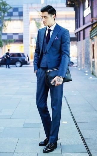 20 Jährige: Dunkelblaue und weiße Krawatte kombinieren – 176 Elegante Herren Outfits: Geben Sie den bestmöglichen Look ab in einem blauen Dreiteiler und einer dunkelblauen und weißen Krawatte. Schwarze Leder Slipper mit Quasten verleihen einem klassischen Look eine neue Dimension.