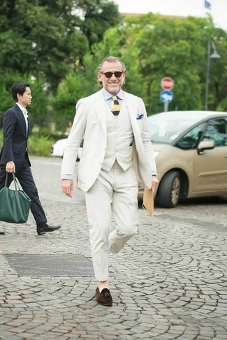 50 Jährige: Welche Slipper mit weißen Anzuges zu tragen – 4 Herren Outfits: Geben Sie den bestmöglichen Look ab in einem weißen Anzug und einem hellblauen Businesshemd. Bringen Sie die Dinge durcheinander, indem Sie Slipper mit diesem Outfit tragen.