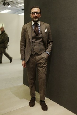 Braune gepunktete Krawatte kombinieren – 189 Herren Outfits: Kombinieren Sie einen braunen Dreiteiler mit einer braunen gepunkteten Krawatte für eine klassischen und verfeinerte Silhouette. Fühlen Sie sich ideenreich? Wählen Sie dunkelbraunen Wildleder Slipper mit Quasten.