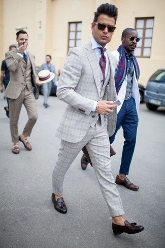 Wie weißes Businesshemd mit violetter Leder Slipper zu kombinieren – 22 Herren Outfits: Kombinieren Sie ein weißes Businesshemd mit einem grauen Dreiteiler mit Schottenmuster für einen stilvollen, eleganten Look. Machen Sie diese Aufmachung leger mit violetten Leder Slippern.