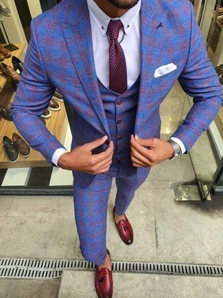 Dunkelrote gepunktete Krawatte kombinieren – 128 Herren Outfits: Vereinigen Sie einen blauen Dreiteiler mit einer dunkelroten gepunkteten Krawatte für einen stilvollen, eleganten Look. Wenn Sie nicht durch und durch formal auftreten möchten, vervollständigen Sie Ihr Outfit mit dunkelroten Leder Slippern mit Quasten.