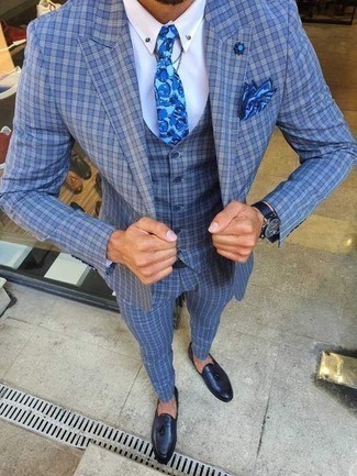 Hellblauen Anzug kombinieren – 208 Herren Outfits: Kombinieren Sie einen hellblauen Anzug mit einem weißen Businesshemd, um vor Klasse und Perfektion zu strotzen. Wenn Sie nicht durch und durch formal auftreten möchten, vervollständigen Sie Ihr Outfit mit dunkelblauen Leder Slippern mit Quasten.